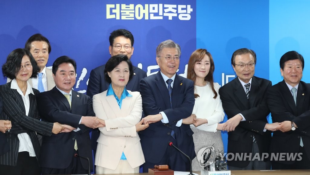 첫 선대위 회의 참석한 문재인 후보