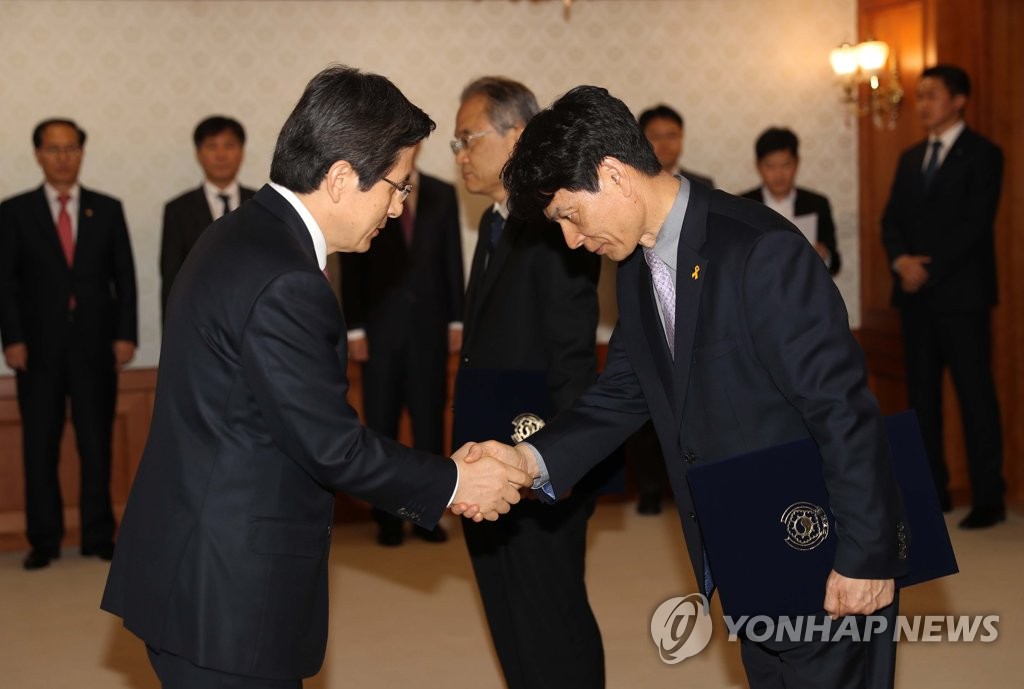 황 대행, 세월호 선체조사위 상임위원 임명장 수여
