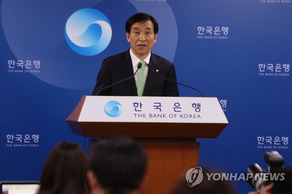 통화정책 방향 설명하는 이주열 총재