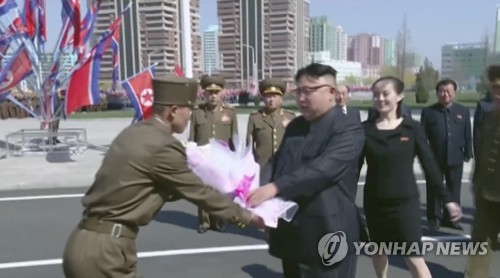 북한TV, 꽃다발 챙기는 실세 김여정 모습 공개