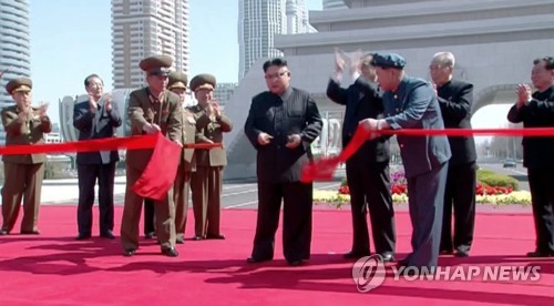 평양 여명거리 준공식에서 테이프 커팅하는 김정은