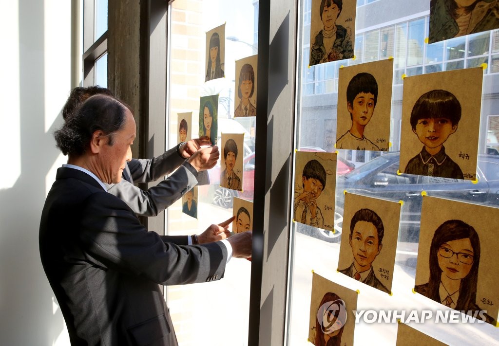 제주 세월호 추모전시 찾은 조정래 작가