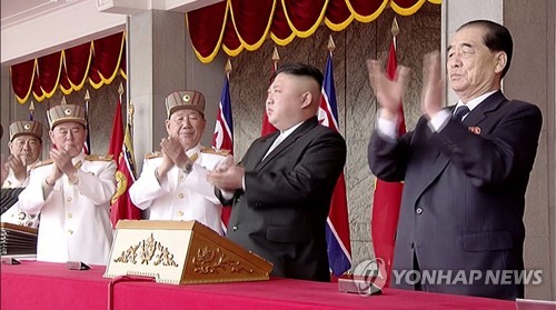 태양절 열병식 주석단에 참석한 김정은