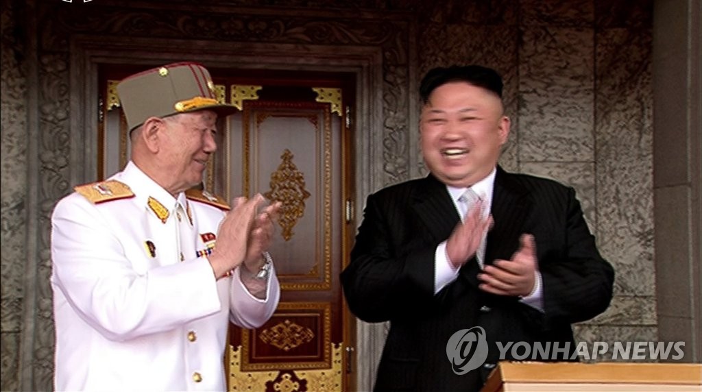 태양절 열병식 주석단에 참석한 김정은