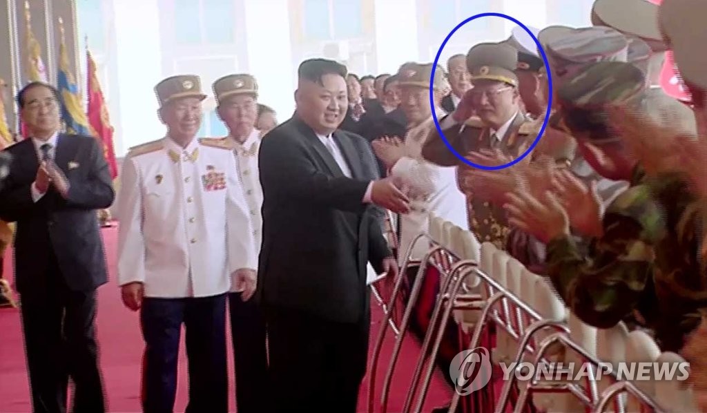 北김원홍, 열병식서 김정은이 인사 건네자 '안절부절'