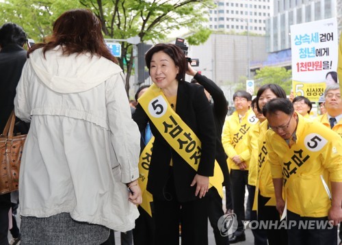 시민과 인사하는 심상정 후보