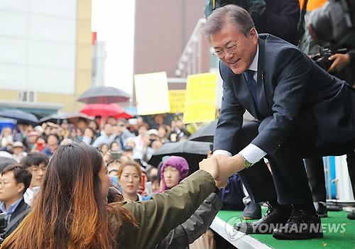 문재인, 손 꼭 잡고