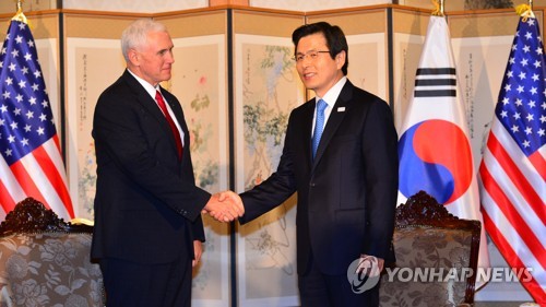 황 대행과 펜스 미 부통령 악수