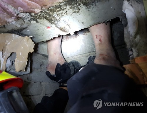 아파트 환풍구에 빠진 사람, "살려주세요"