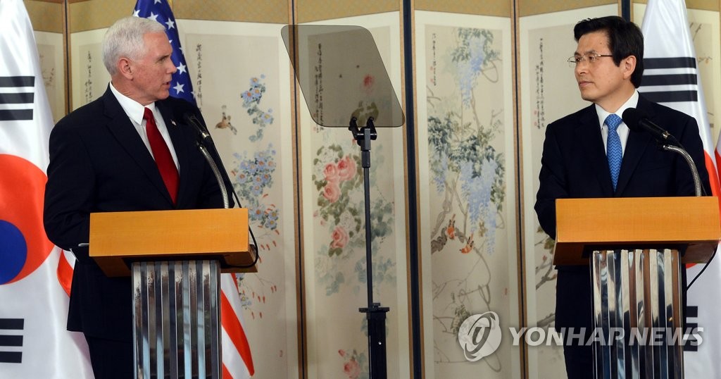 마주 본 황 대행과 펜스 미 부통령