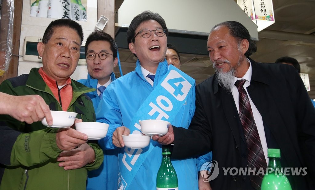 막걸리 마시는 유승민