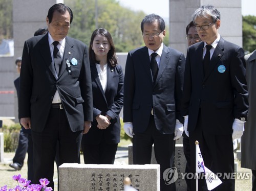 김주열 열사 묘역 찾은 홍준표