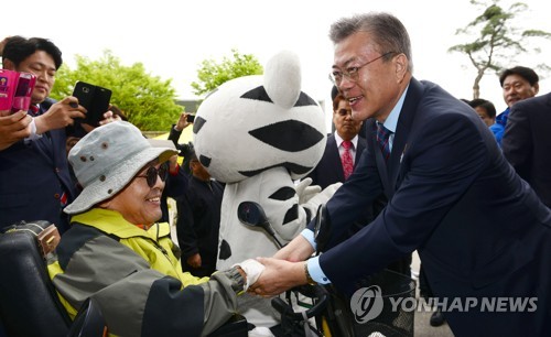 장애인의 날, 장애인과 인사하는 문재인