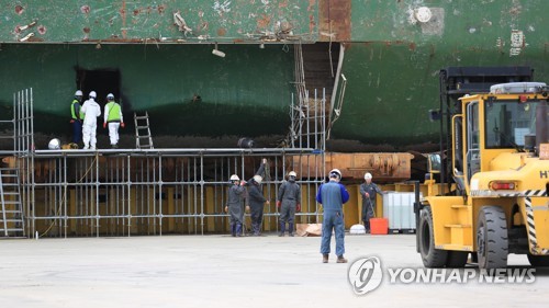 세월호 수색 및 진출입로 확보작업 실시 중