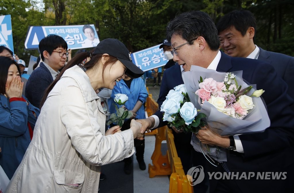 지지자들과 악수하는 유승민