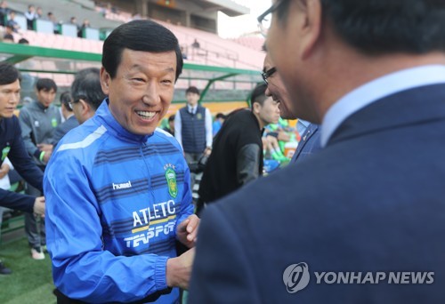 미소 짓는 최강희 감독
