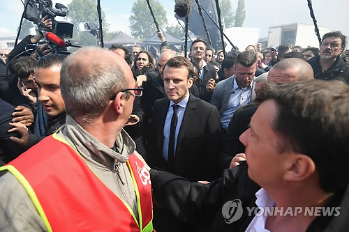 고향 아미앵 월풀공장서 근로자들의 냉대받는 마크롱