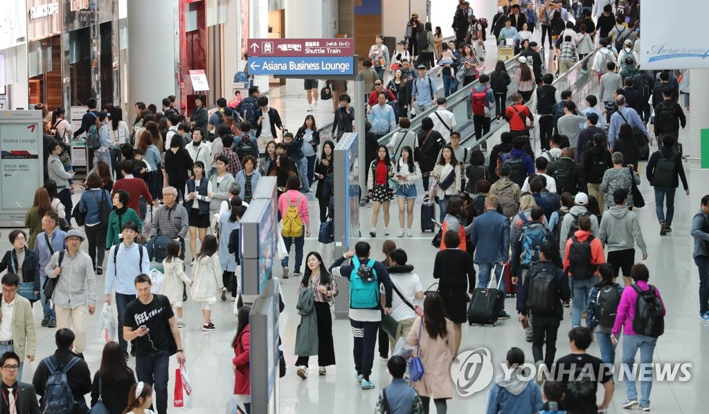 출국인파로 붐비는 인천공항 면세구역(자료)