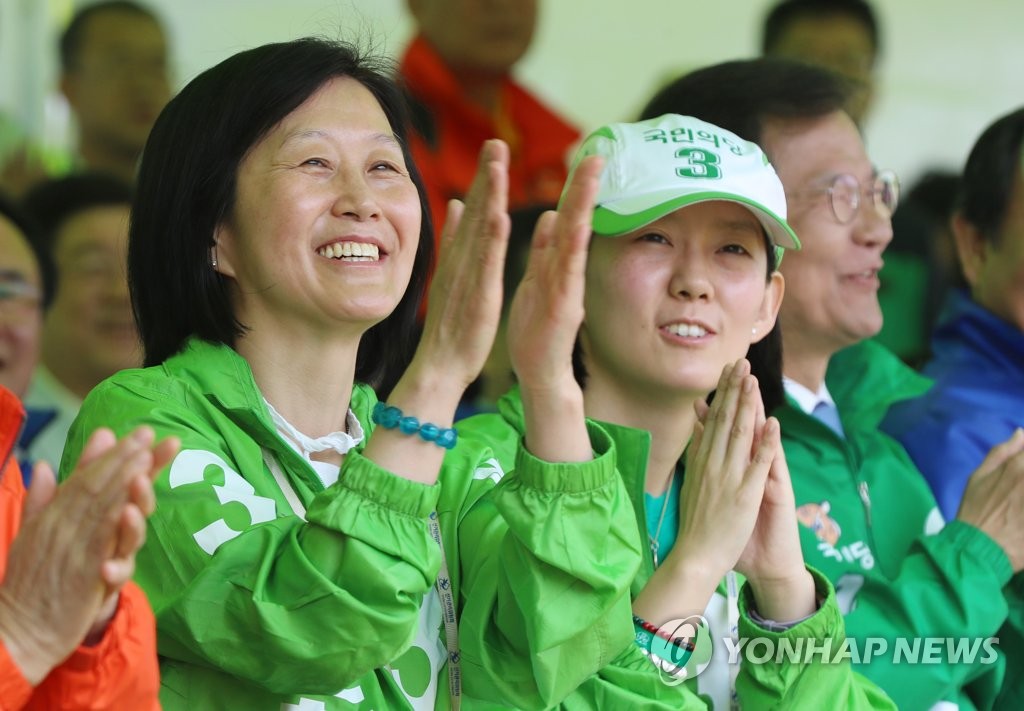 딸과 함께 박수치는 安부인 김미경 교수
