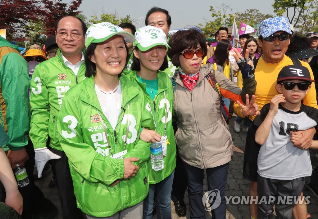 딸과 함께 '걷기대회'에 참석한 안철수 후보 부인 김미경 교수