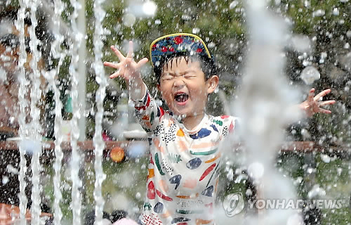 '아 시원해, 분수가 좋아'