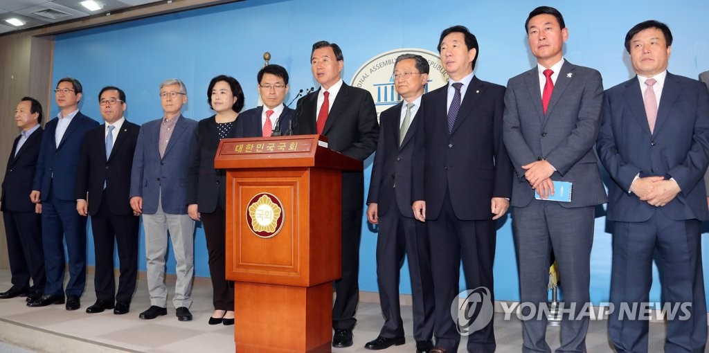 바른정당 13명, '홍준표 지지 선언'
