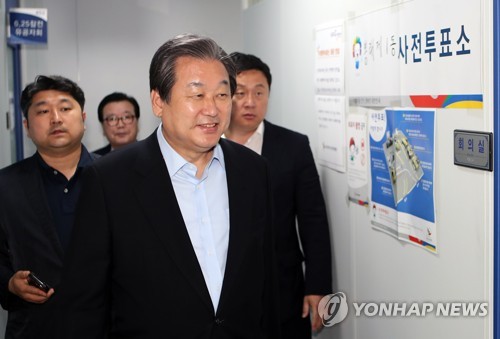 사전투표소 찾은 김무성