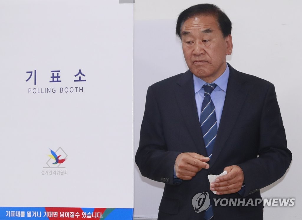 사전투표하는 이재오