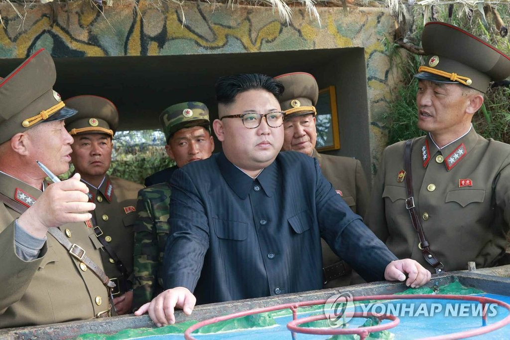 김정은, 연평도 코앞 최전방부대 시찰…"화력타격계획 검토"