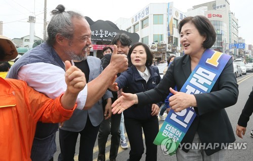 문재인 부인 제주서도 '엄지척'