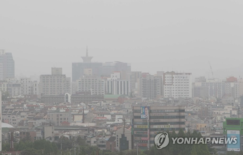 뿌연 회색빛으로 변한 도시
