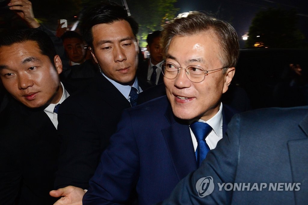 표정 밝은 문재인 후보