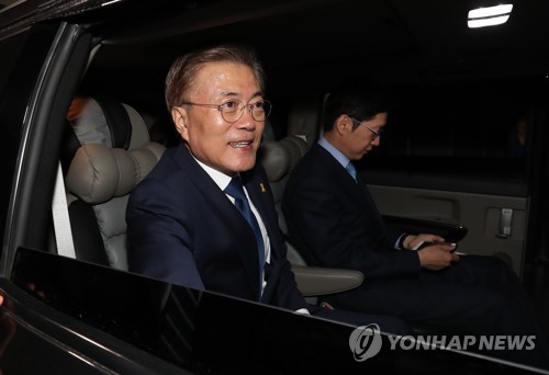 세종로 공원 향하는 문재인