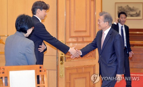 문 대통령과 조국 민정수석 인사