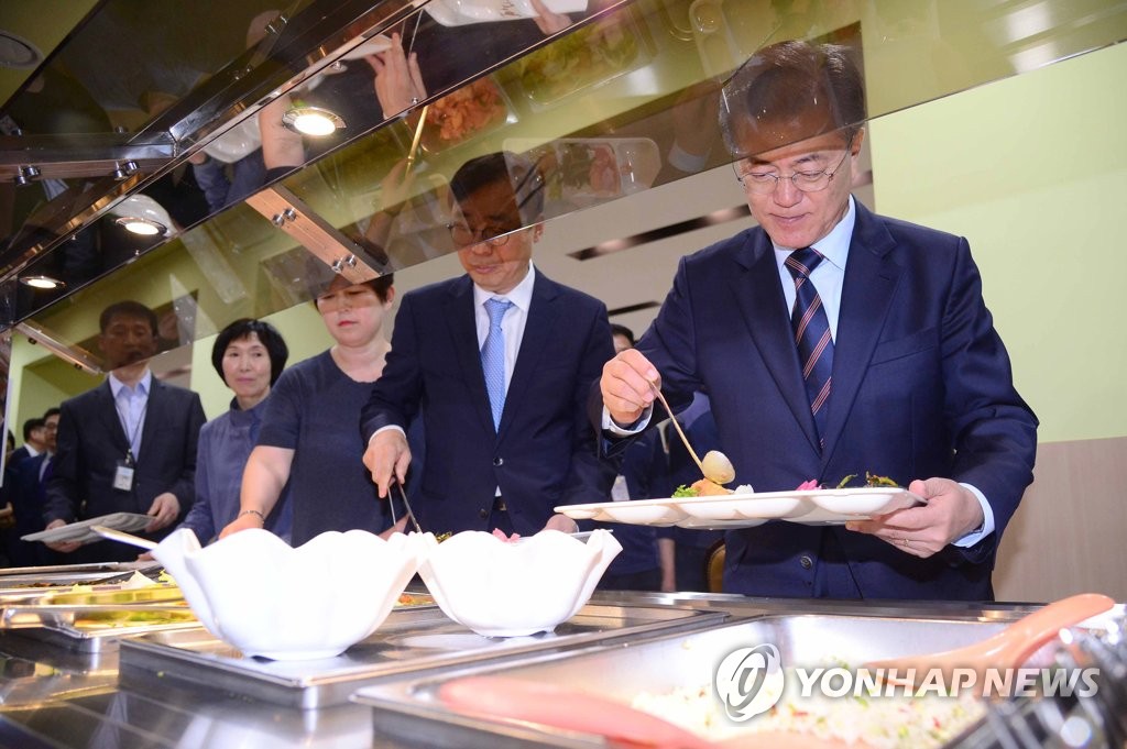 문 대통령, 직원들과 똑같이!