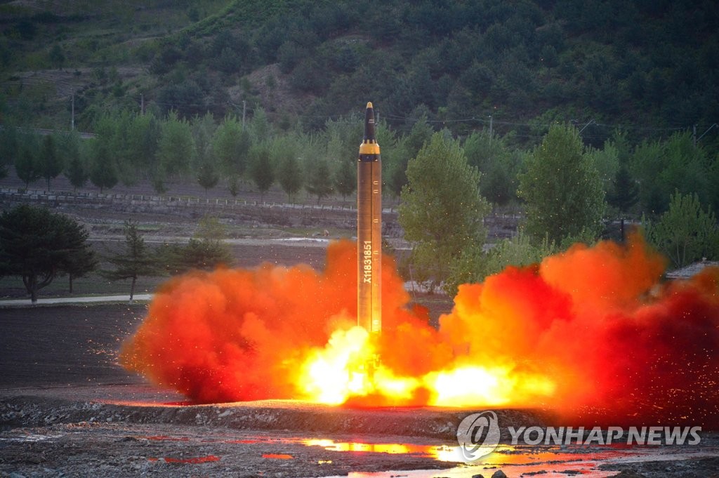 북한, 신형 중장거리탄도미사일 '화성-12' 발사