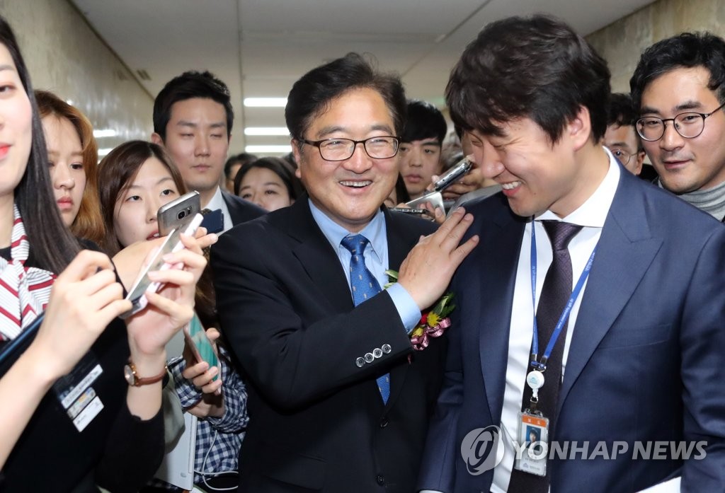 기자들 질문 받는 우원식 원내대표