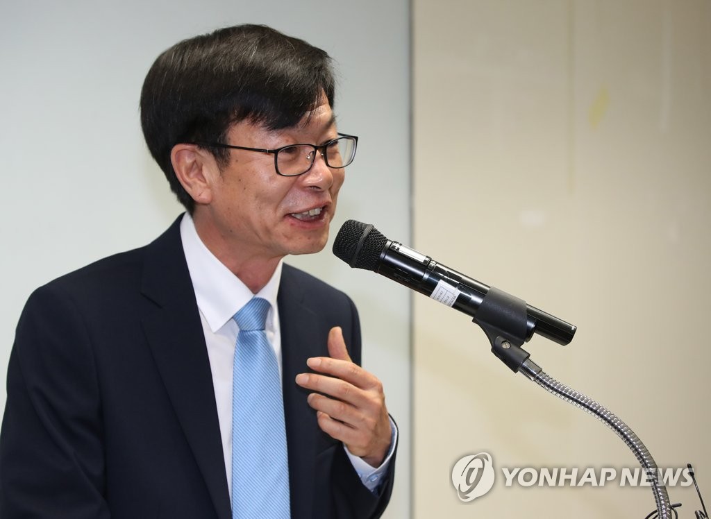 기자간담회 하는 김상조