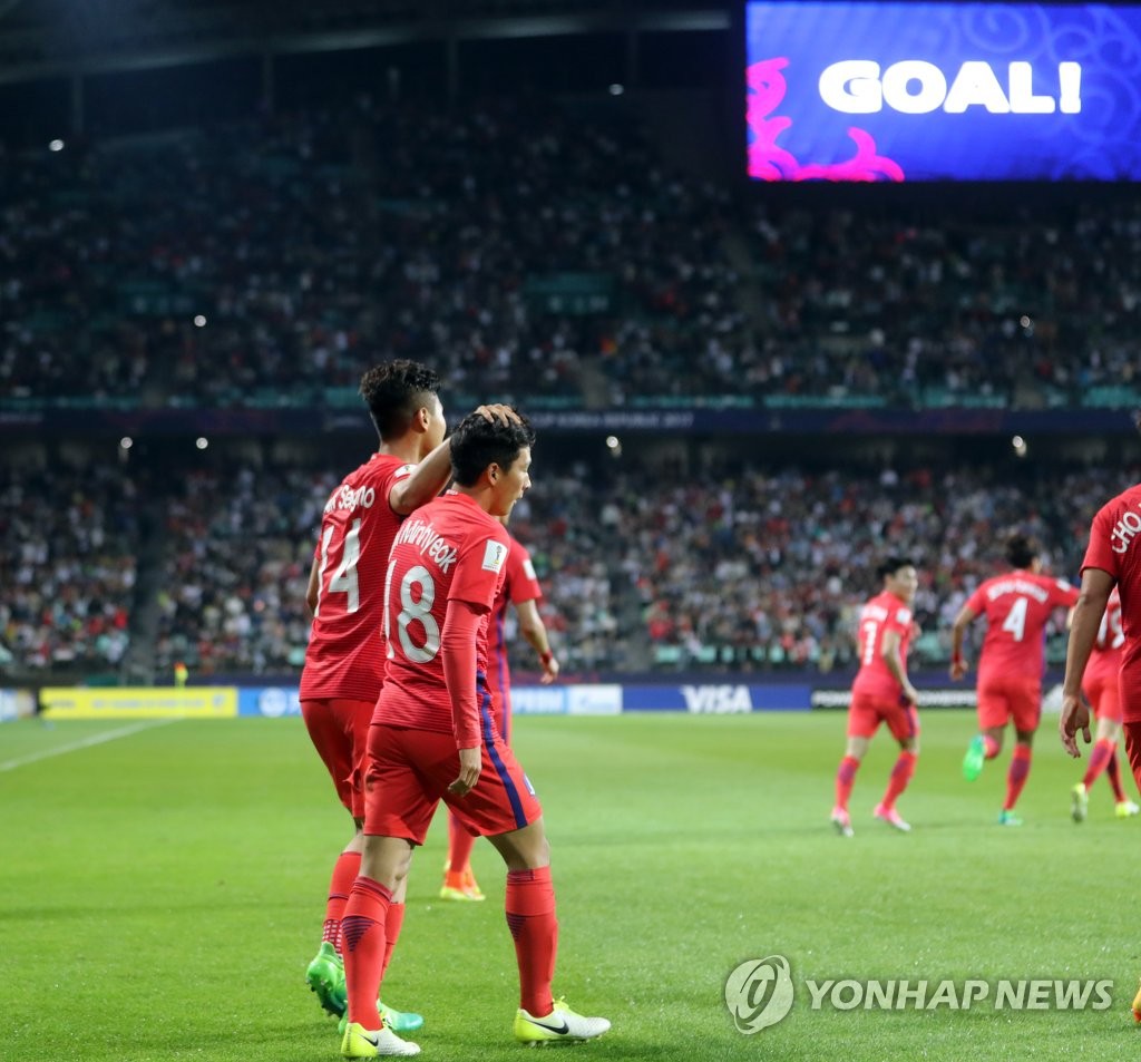 두 번째 골 환호하는 임민혁과 백승호