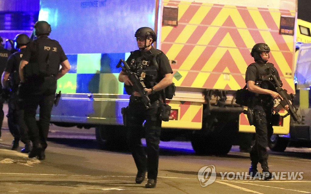 英경찰 "맨체스터 경기장 폭발 '테러' 가능성"