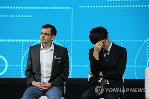 커제 9단 "져서 죄송…알파고와의 바둑은 고통"