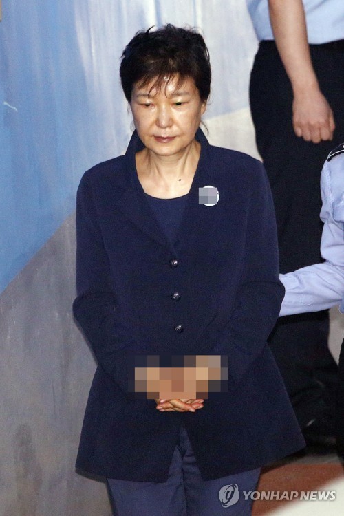 굳은 표정으로 법정 향하는 박근혜
