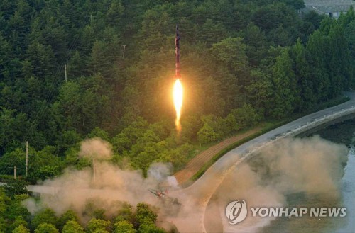 북한 "정밀 유도 탄도미사일 시험발사"…김정은 참관