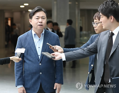 답변하는 김영춘 해수부 장관 후보자