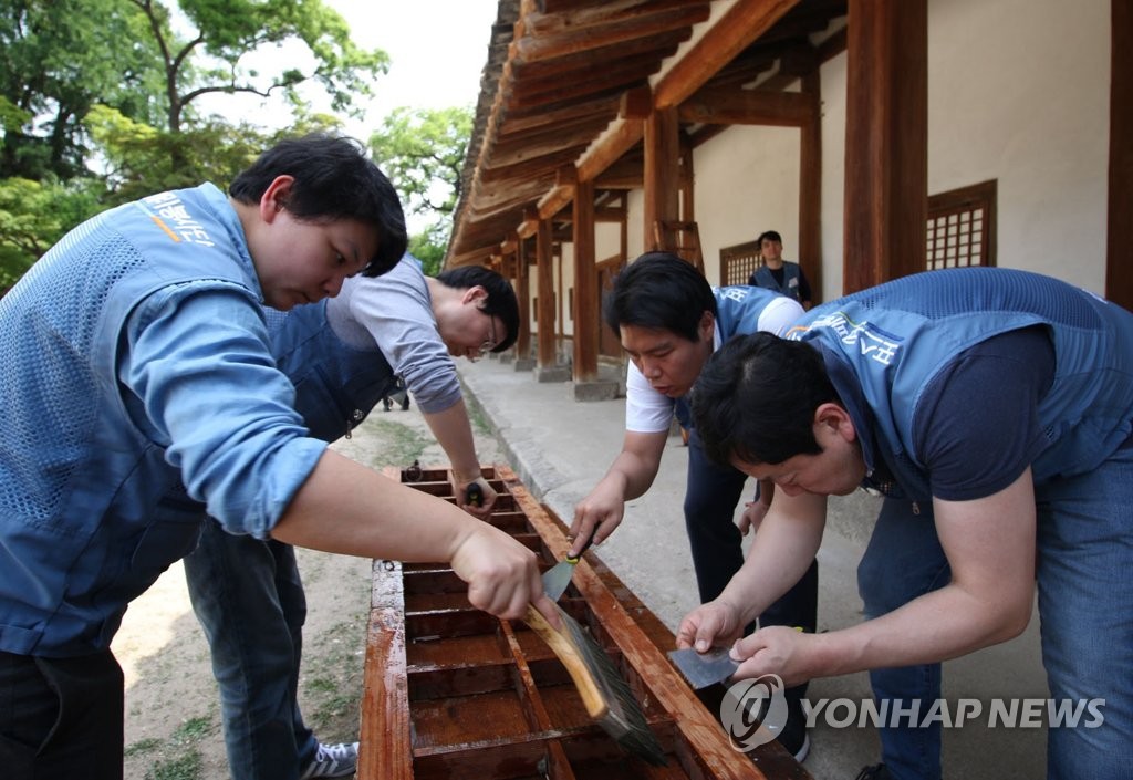 포스코, 성균관 명륜당 창호지 교체 봉사활동