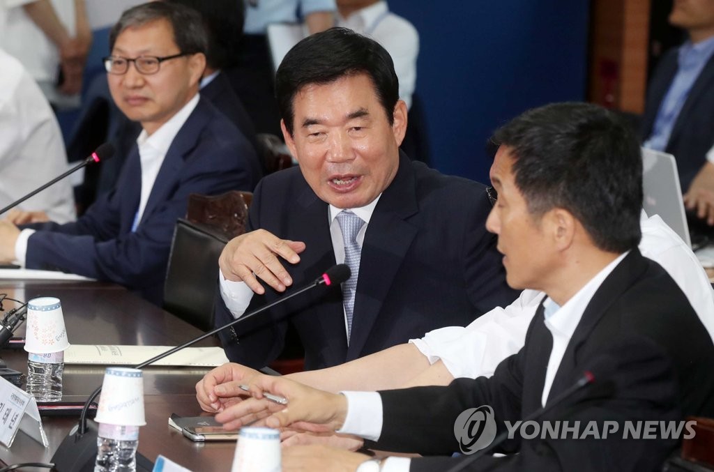 김진표 위원장, '일자리 창출' 합동보고 참석