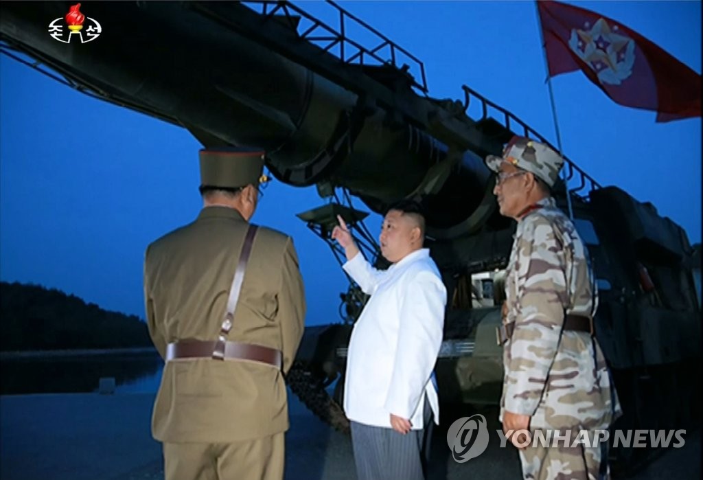 북한 "정밀 유도 탄도미사일 시험발사"…김정은 참관
