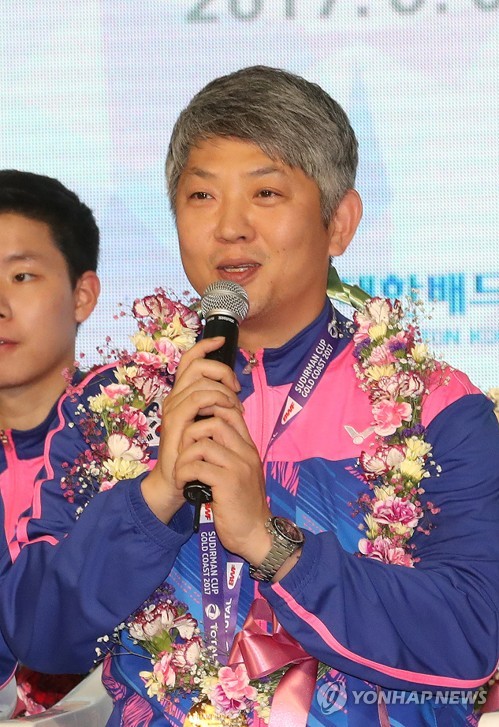 우승 소감 말하는 배드민턴 대표팀 강경진 감독