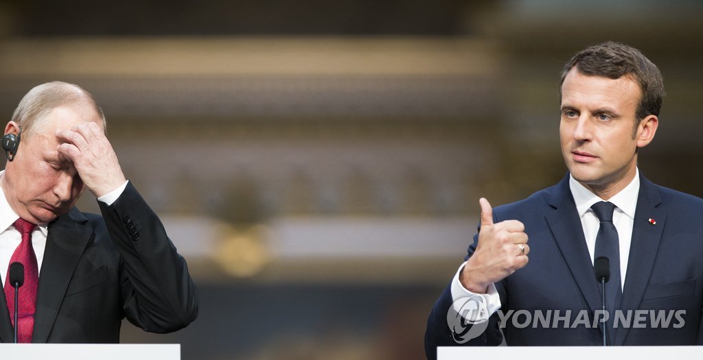정상회담 뒤 푸틴 면전에서 러시아 비판하는 마크롱