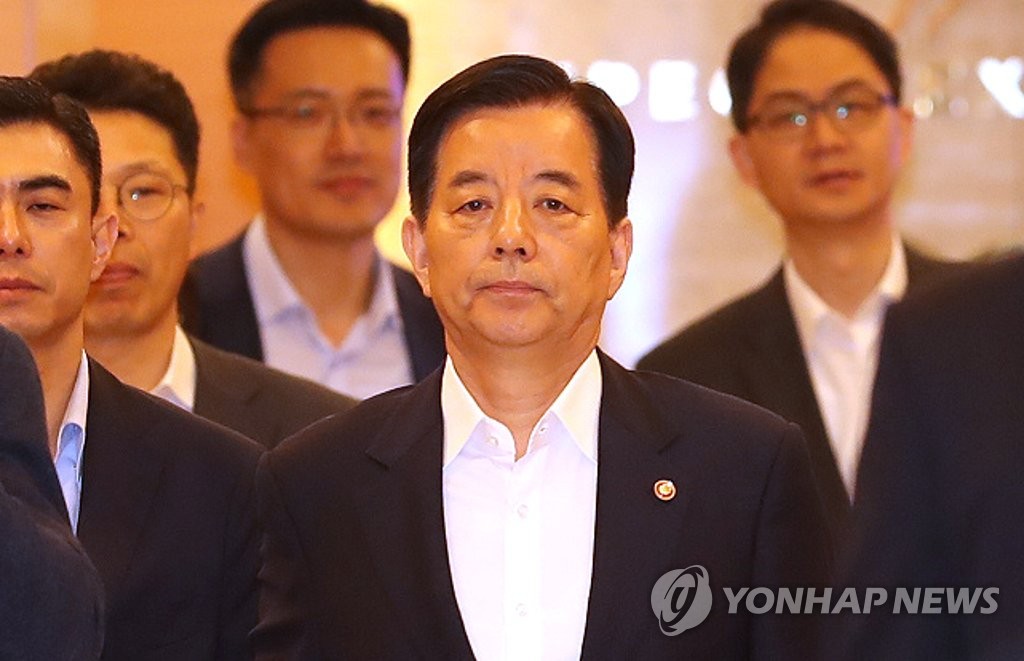 굳은 표정으로 출국하는 한민구 국방